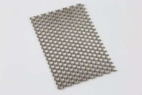 Nerūdijančio plieno perforuoti lakštai (0.3–8 mm)